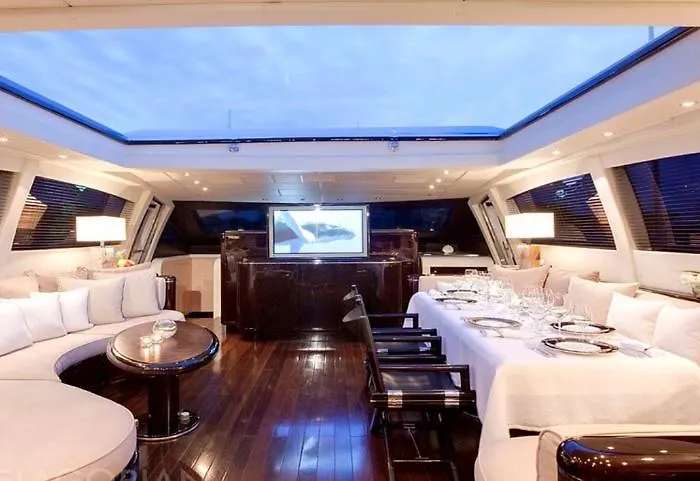 Bateau Mangusta 92 Båthotell